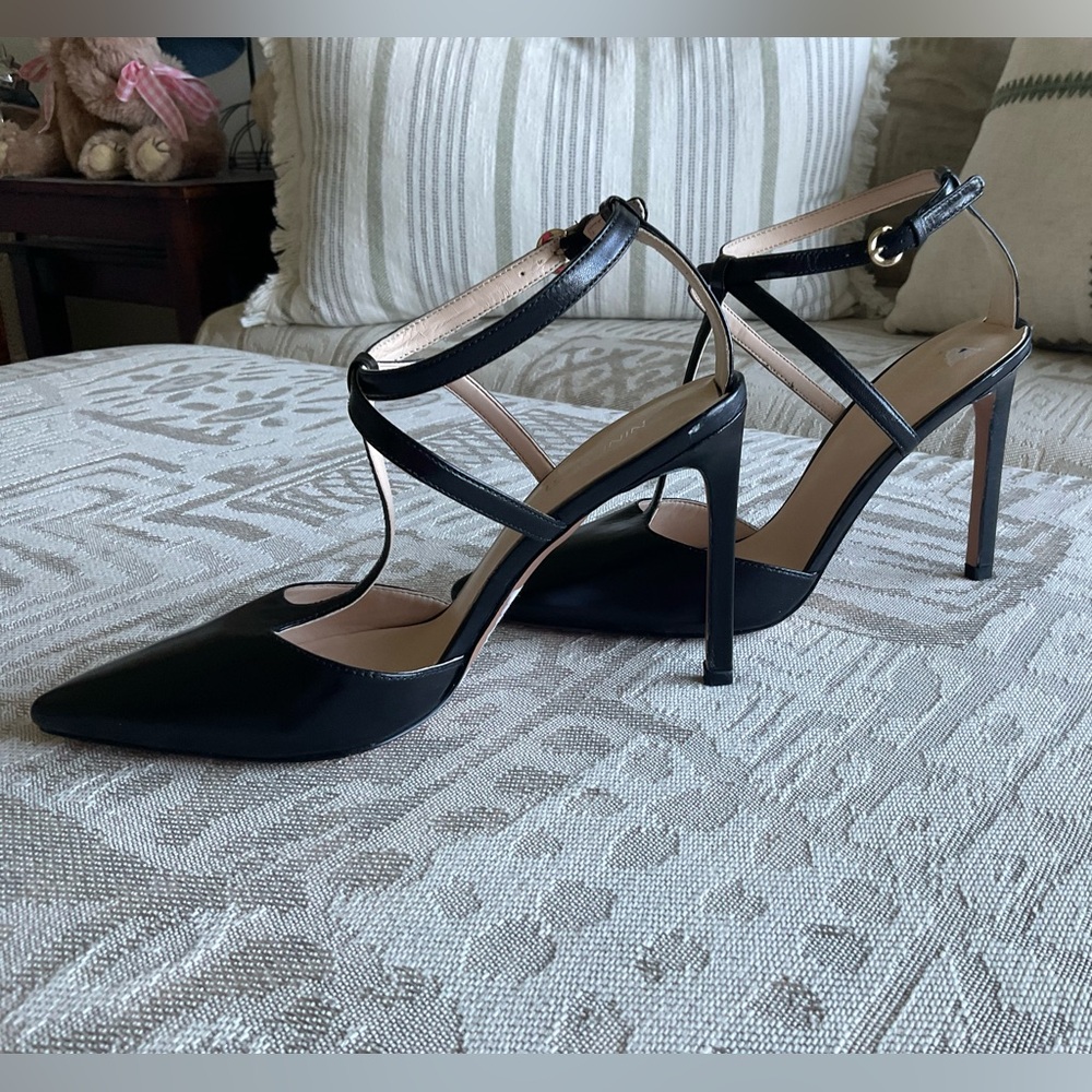 NEW Nine West Black Leather T-Strap Heels - Picture 5 of 7
